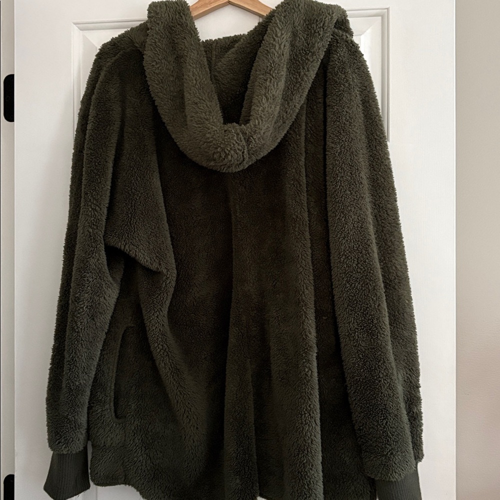 Excellent condition Hem & Thread Green Fleece Jacket for Sale! - Picture 4 of 4